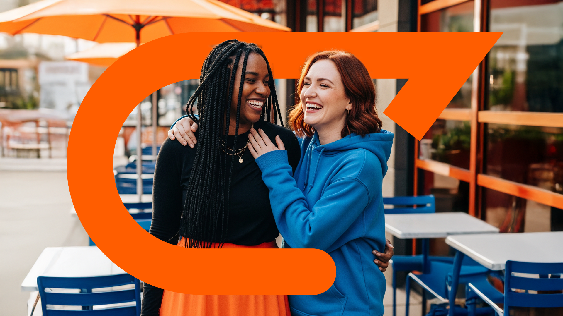 Casal LGBTQIAP+ feliz após resolver o divórcio online com respeito e agilidade