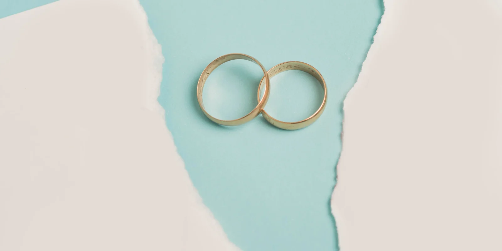 Anéis de casamento simbolizam a união que muitos casais maduros reavaliam em busca de nova felicidade, no contexto do divórcio grisalho -